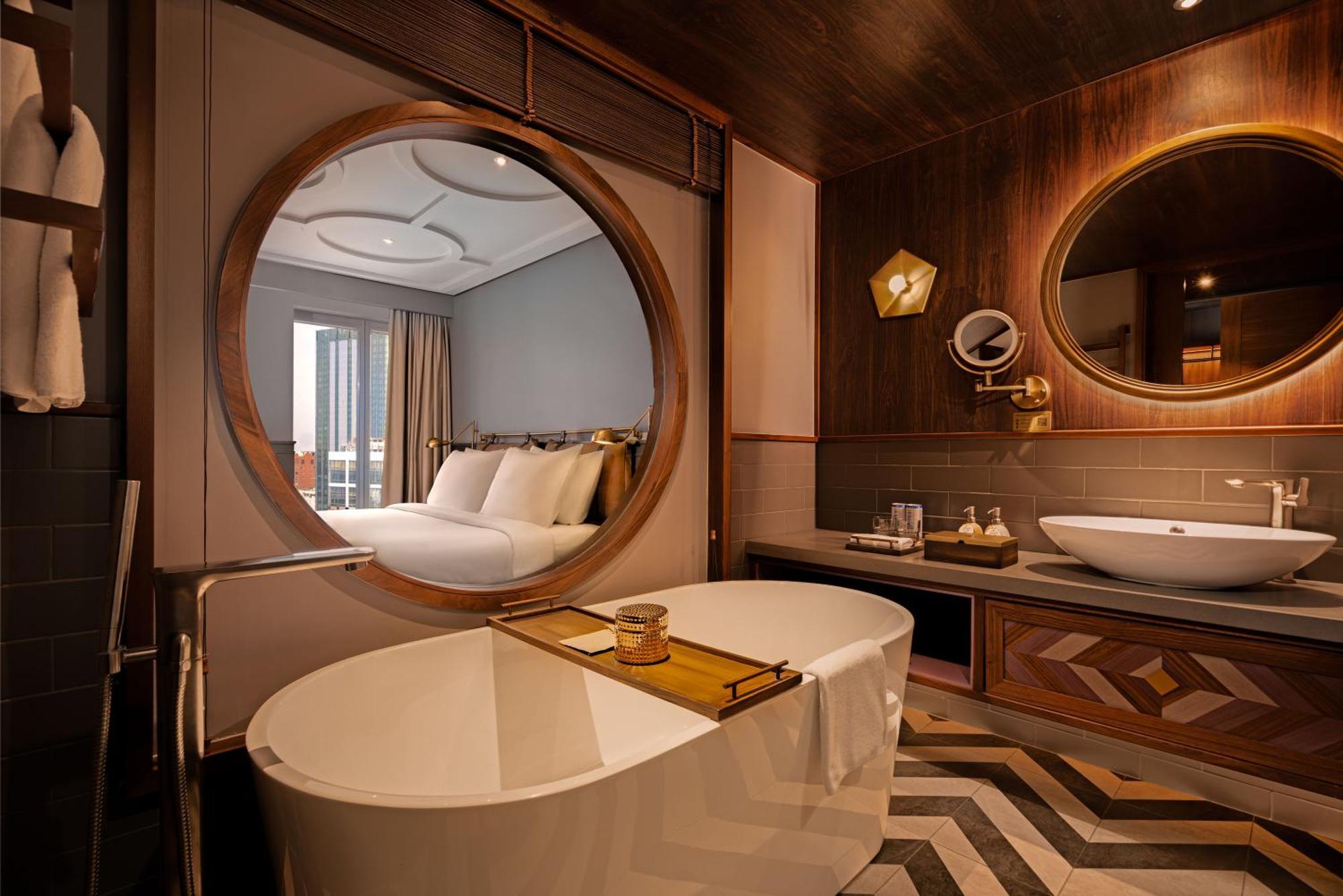 Fusion Original Saigon Centre Hotel Ho Chi Minh City Exterior photo Deluxe Suite bathroom
