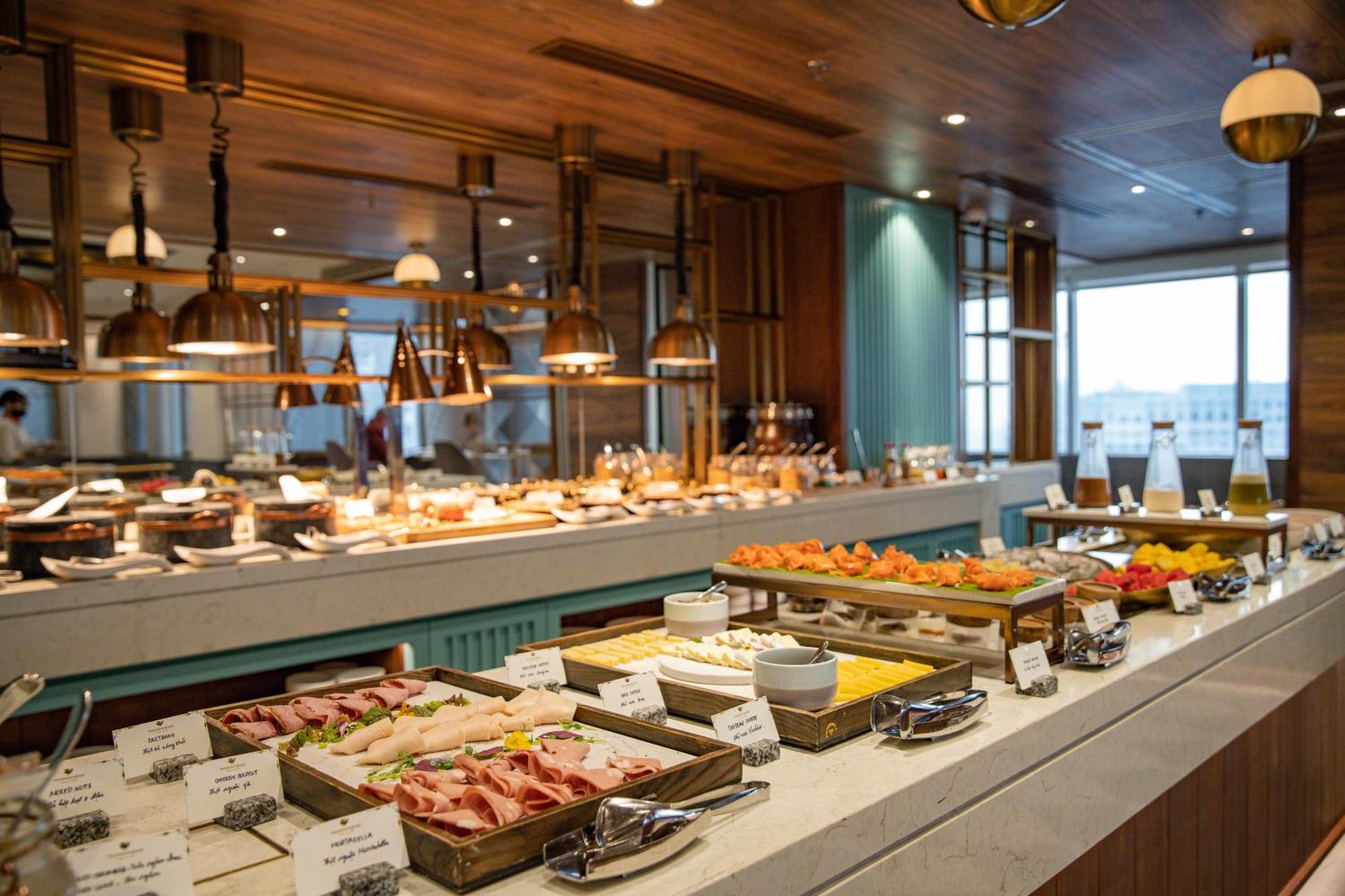 Fusion Original Saigon Centre Hotel Ho Chi Minh City Exterior photo A buffet at a hotel